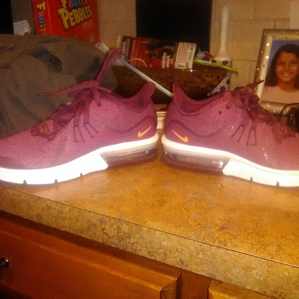Nikes tennis shoes